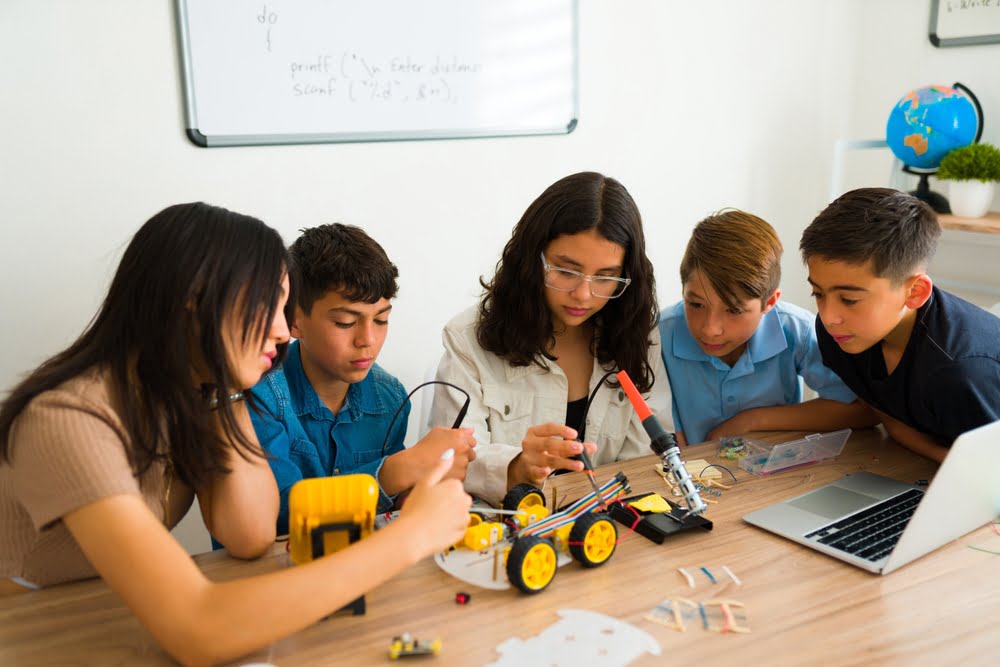 Interested,Smart,Teen,Students,Doing,A,Collaborative,Project,And,Teamwork